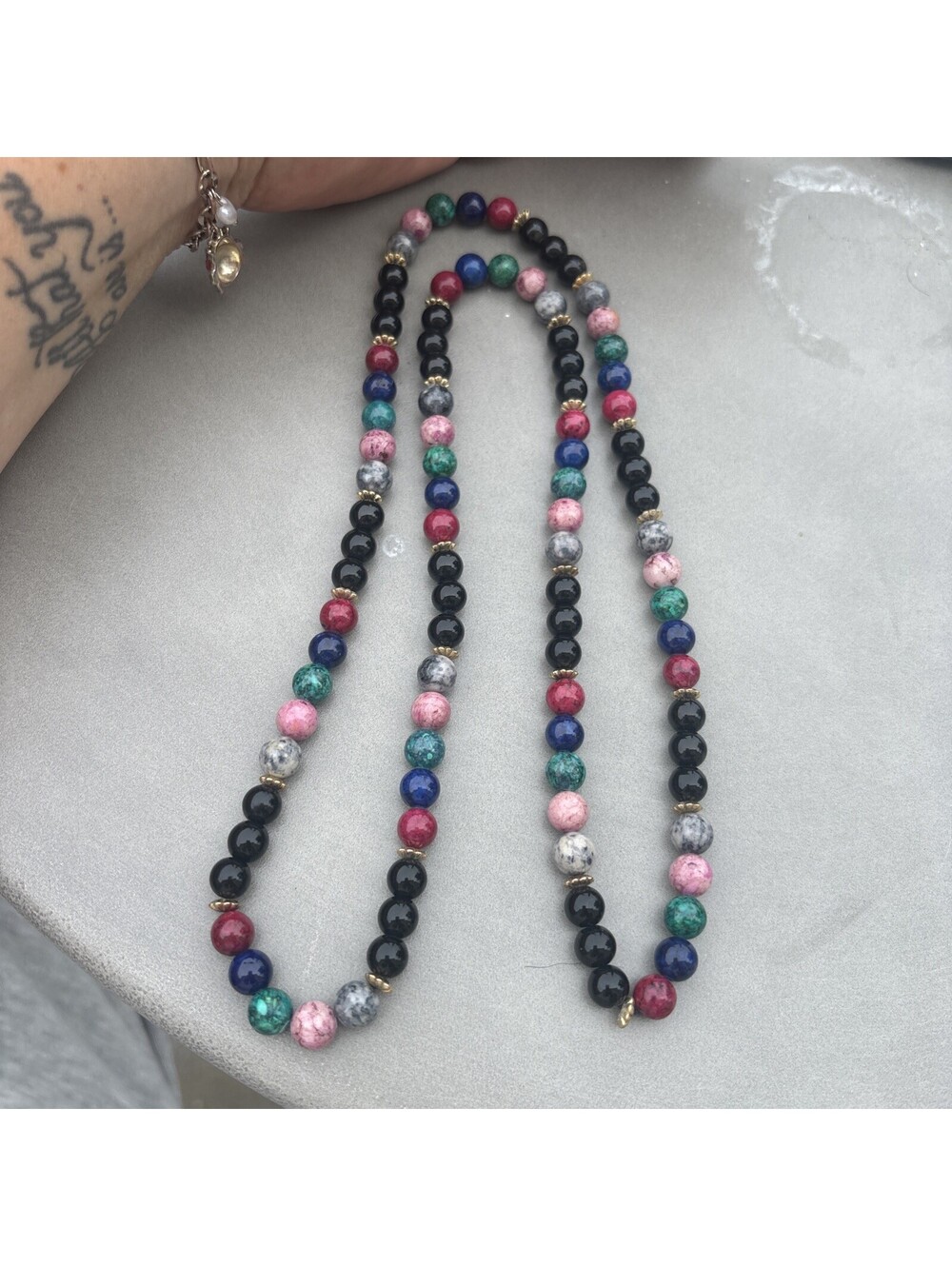 Vintage Multi-Colored Round Polished Stone Scalloped Gold Spacer Beaded Necklace